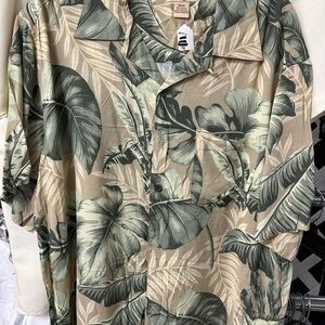 Vintage men’s floral print Hawaiian shirt.